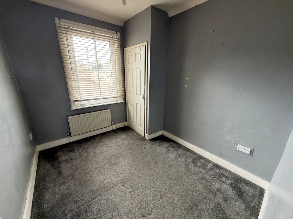 Lot: 107 - FOUR-BEDROOM DETACHED HOUSE FOR REFURBISHMENT - Bedroom 2